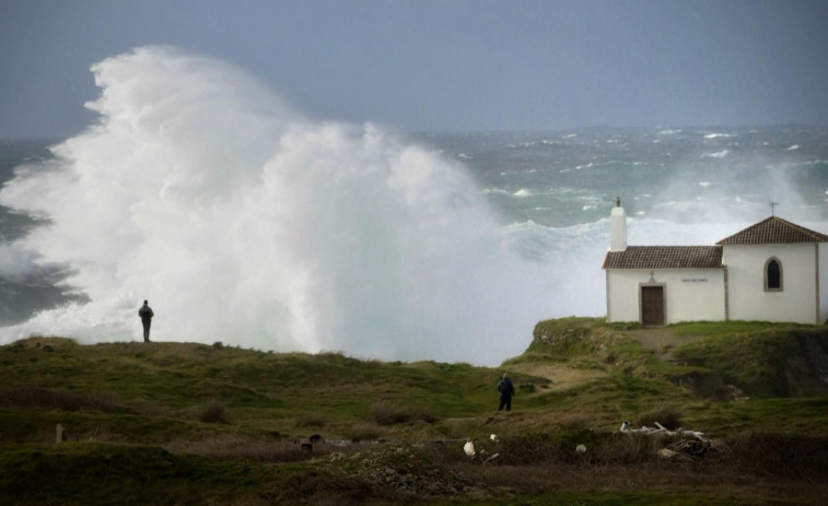 Rachas de 100 km/h y olas de más de 5 metros en Ferrolterra durante los tres días de la primera alerta de 2025