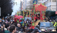 La magia de los Reyes impide que la lluvia estropee las cabalgatas más esperadas en Ferrol y Narón