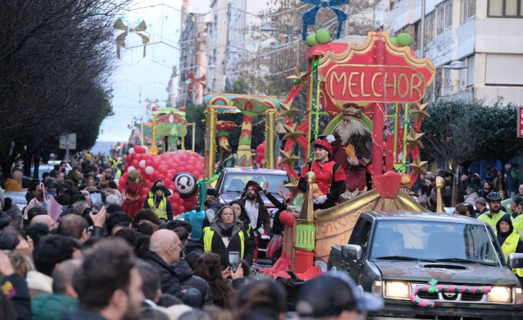 La magia de los Reyes impide que la lluvia estropee las cabalgatas más esperadas en Ferrol y Narón