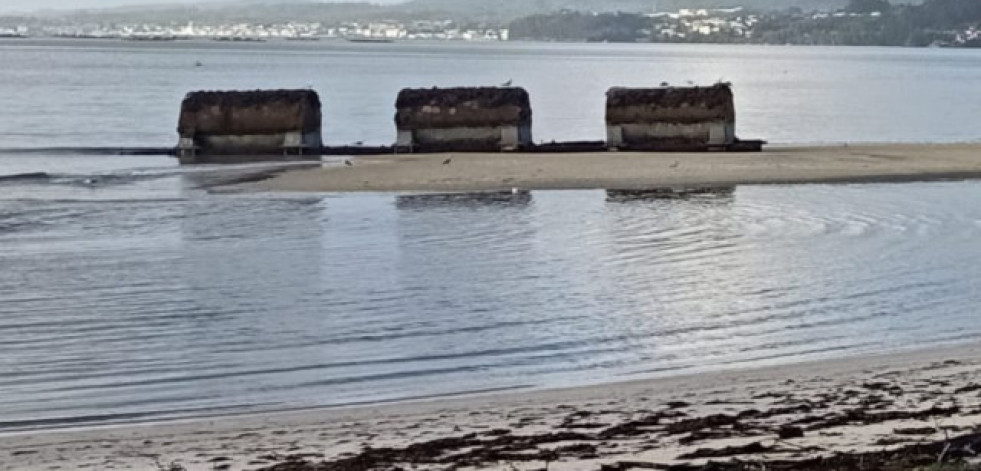 Una batea acaba partida en dos mitades a causa del temporal y varada en la playa de Barraña, en Boiro