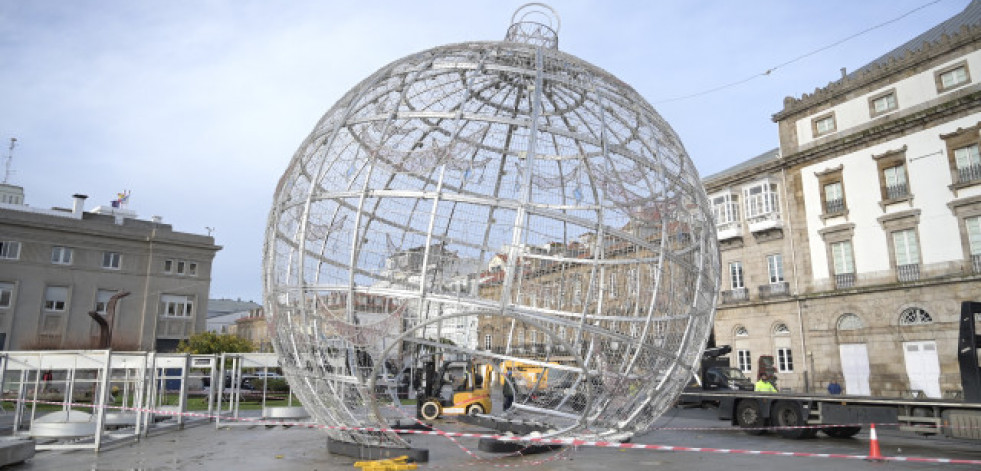 El viento tira la bola de Navidad de A Coruña