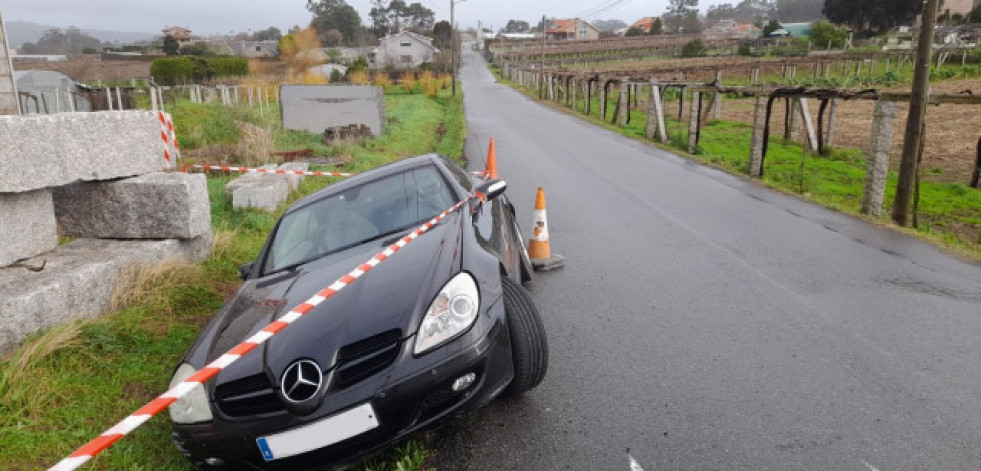 Investigan una salida de vía y abandono de un Mercedes deportivo en una cuneta en Ribadumia