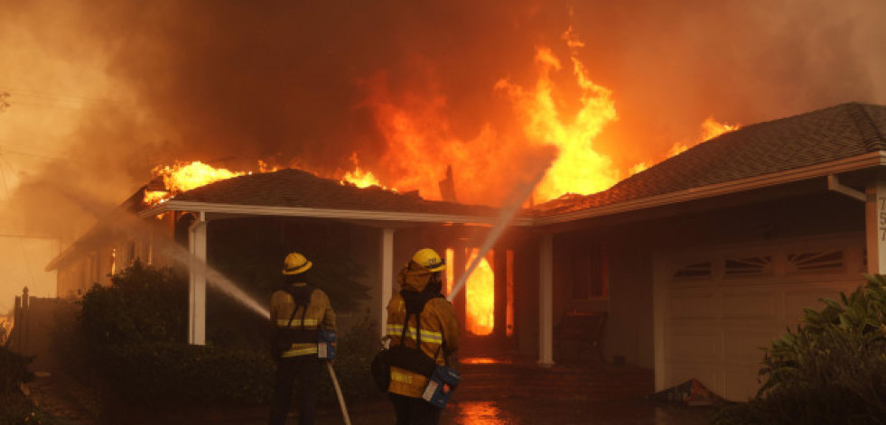 Seis incendios, la mayoría sin control, acorralan a Los Ángeles y dejan cinco muertos