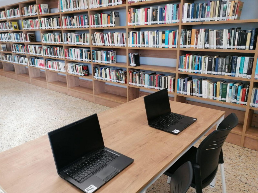 La biblioteca municipal de Neda reabre con mejores instalaciones