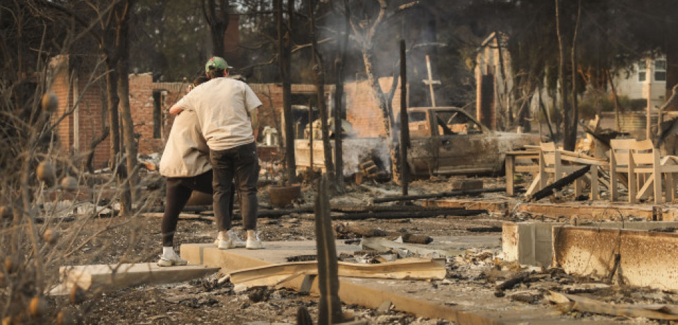 Diez muertos y más de 10.000 estructuras en cenizas por incendios activos de Los Ángeles