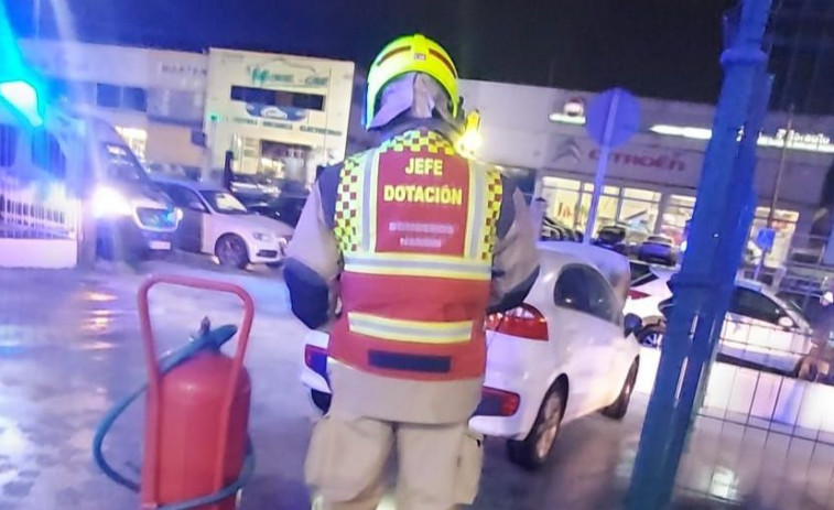 Arde un vehículo aparcado en una gasolinera de A Gándara