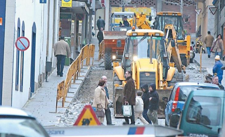 Hace 20 años | La reurbanización del centro continúa en la calle Lugo de la ciudad naval