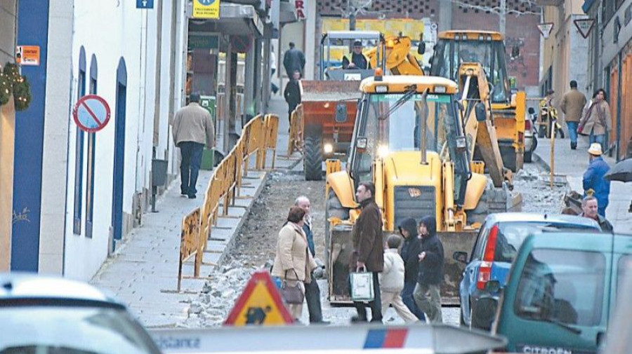 Hace 20 años | La reurbanización del centro continúa en la calle Lugo de la ciudad naval