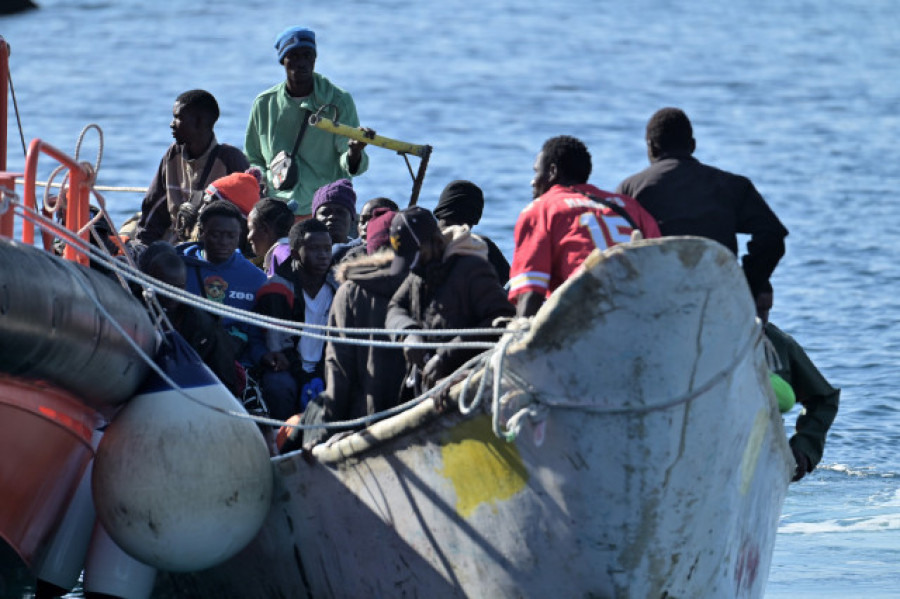 Dos cayucos llegan a El Hierro con 224 personas a bordo, entre ellas dos bebés