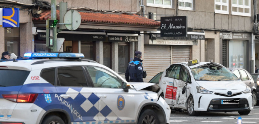 Un coche de la Policía Local de A Coruña embiste a un taxi