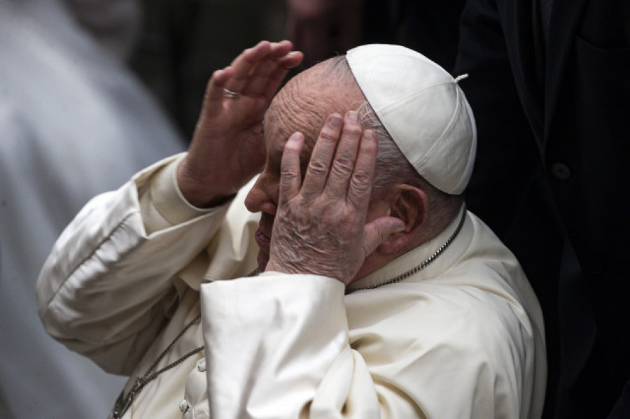 El papa bautiza a 21 niños: "Si tienen hambre, dadles el pecho"