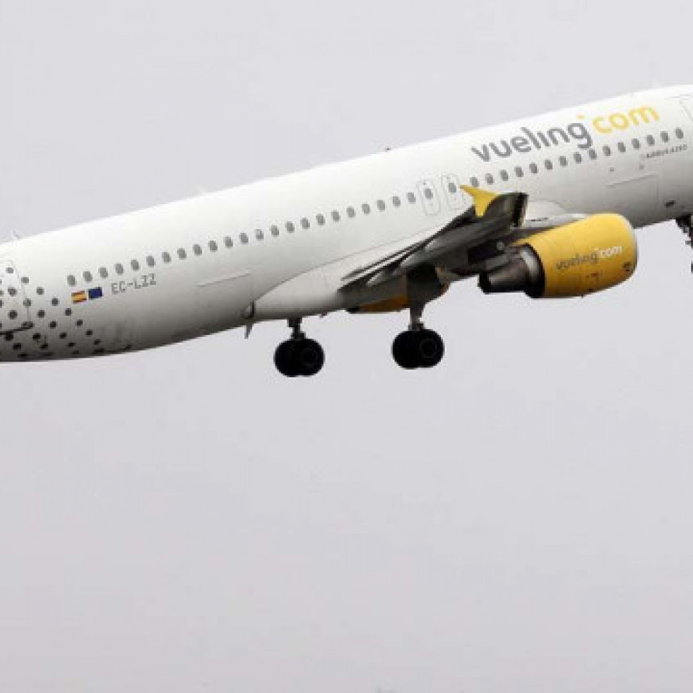 Vueling ha sido la aerolínea ‘low-cost’ más puntual en los aeropuertos gallegos en 2024