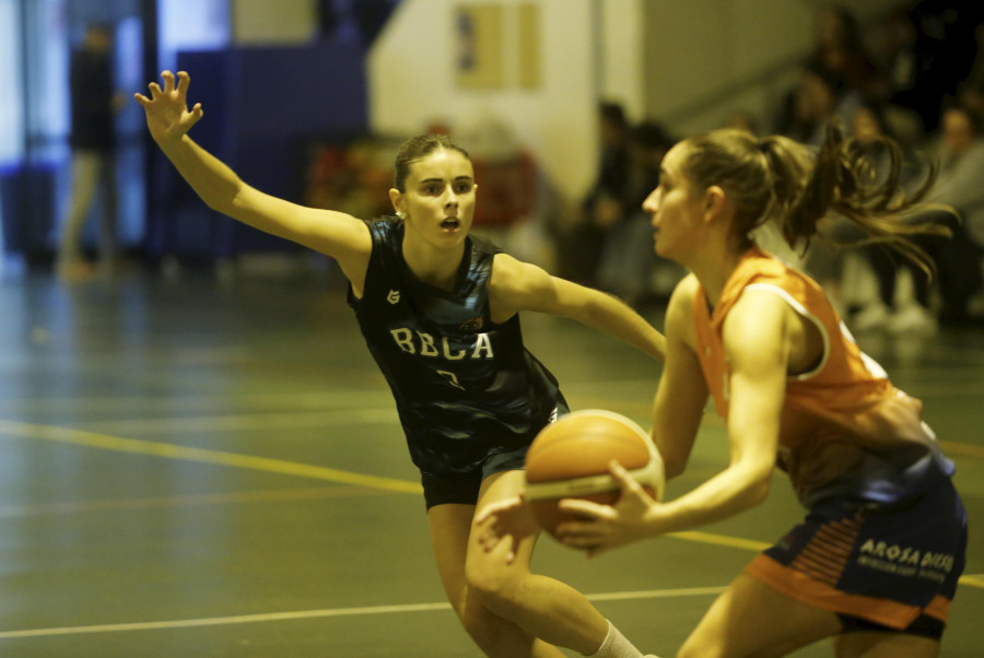 El Costa Ártabra Femenino solventa sin apuros un duelo trampa