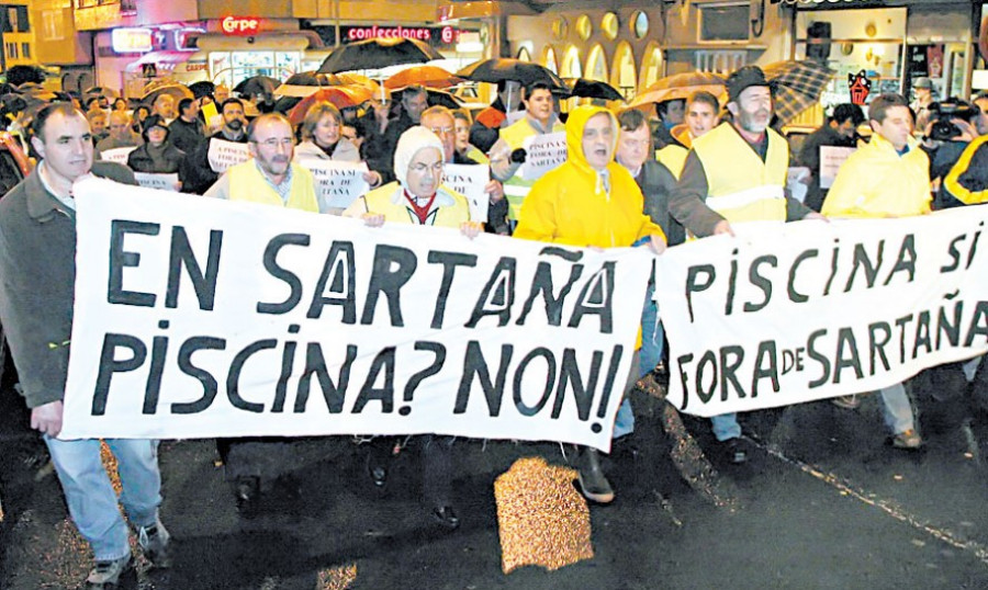 Hace 20 años | Protesta vecinal en Sartaña contra la piscina de Ultramar