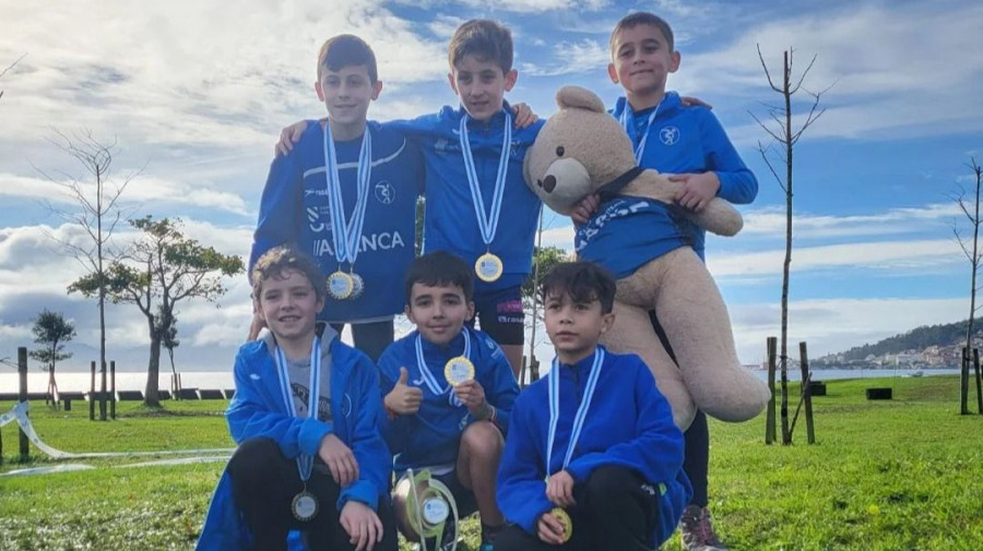 Los alevines del Atletismo Narón superan el barro para conseguir el oro en Poio