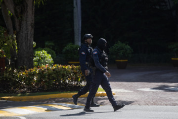 Policaspatrullanafueradelhotel