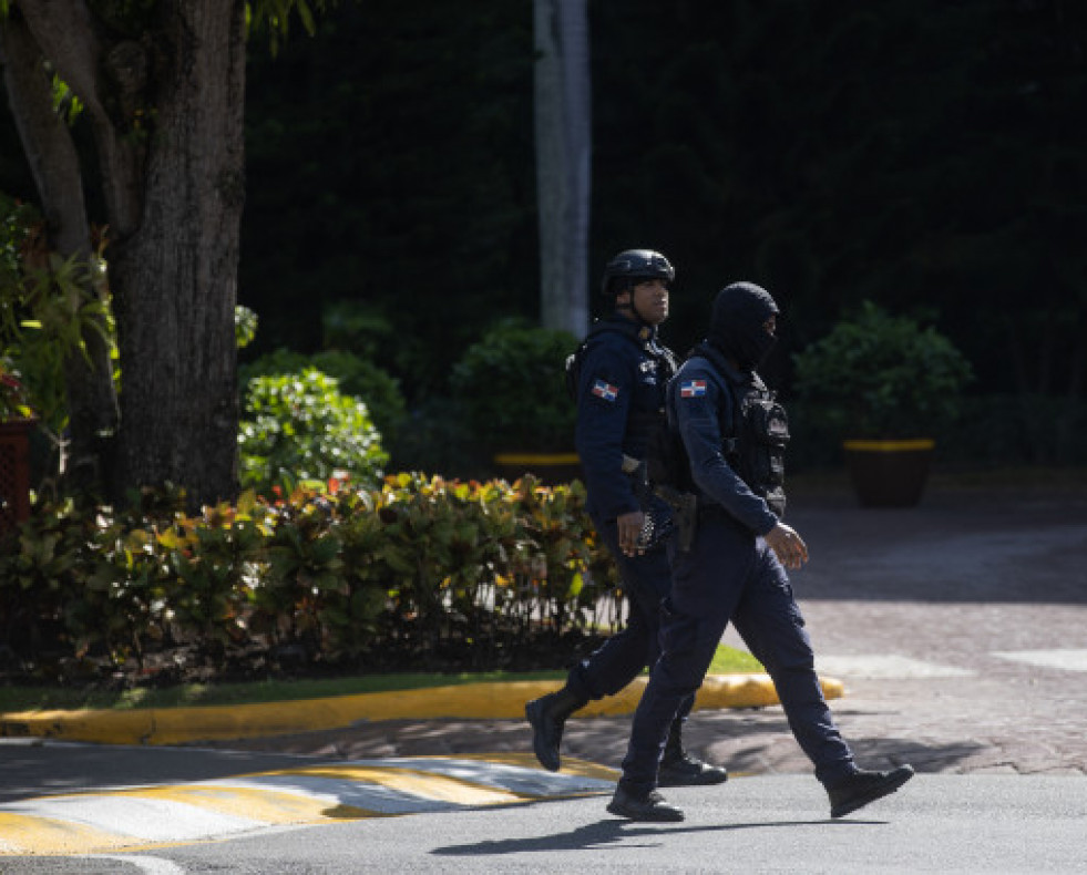 Policaspatrullanafueradelhotel