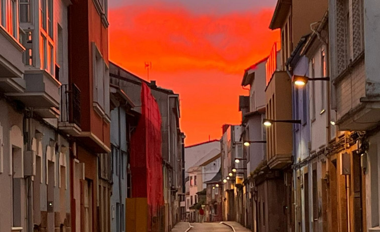 Para cielos bonitos de invierno, los de Ferrol: rojos y rosas tiñen las nubes y las redes sociales