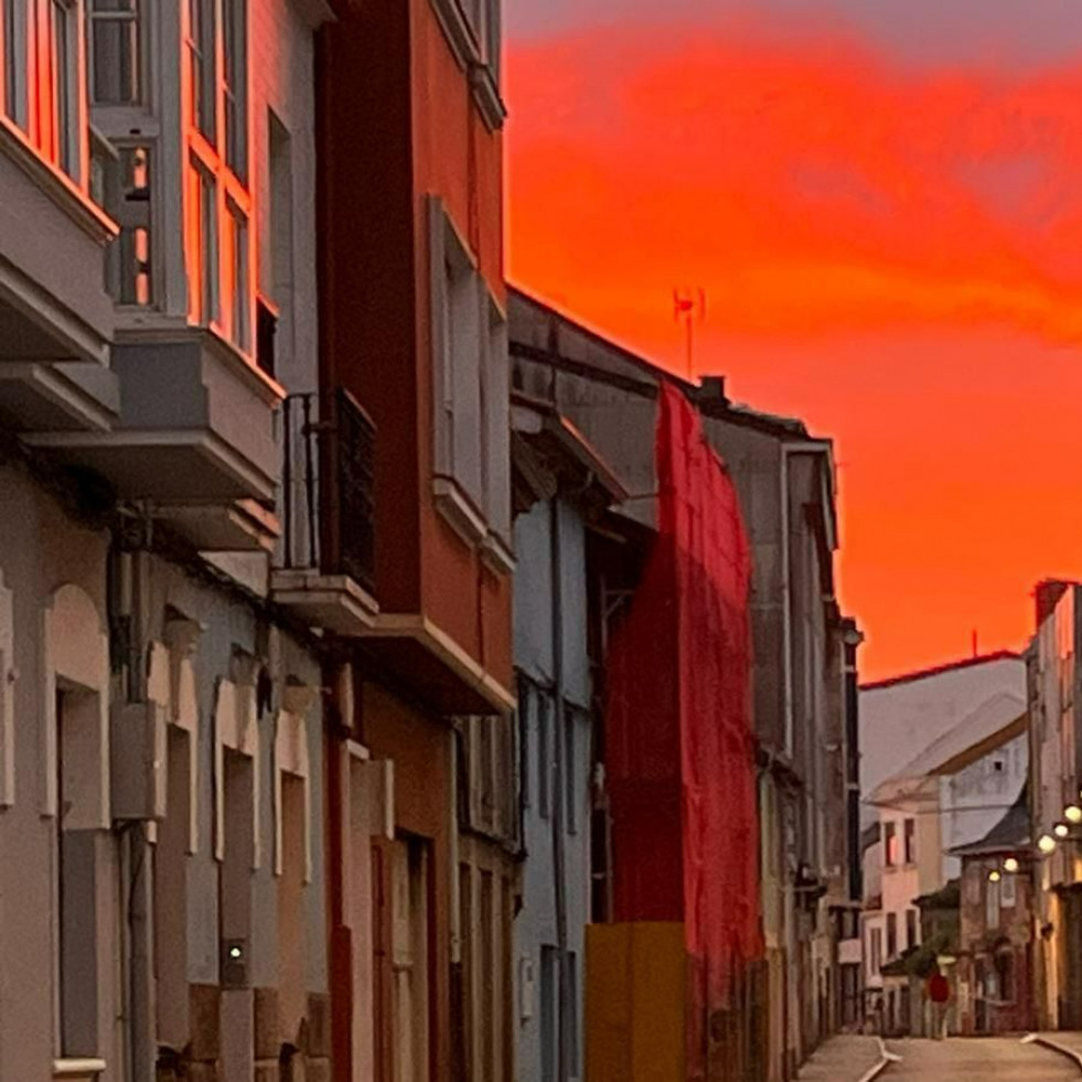 Para cielos bonitos de invierno, los de Ferrol: rojos y rosas tiñen las nubes y las redes sociales