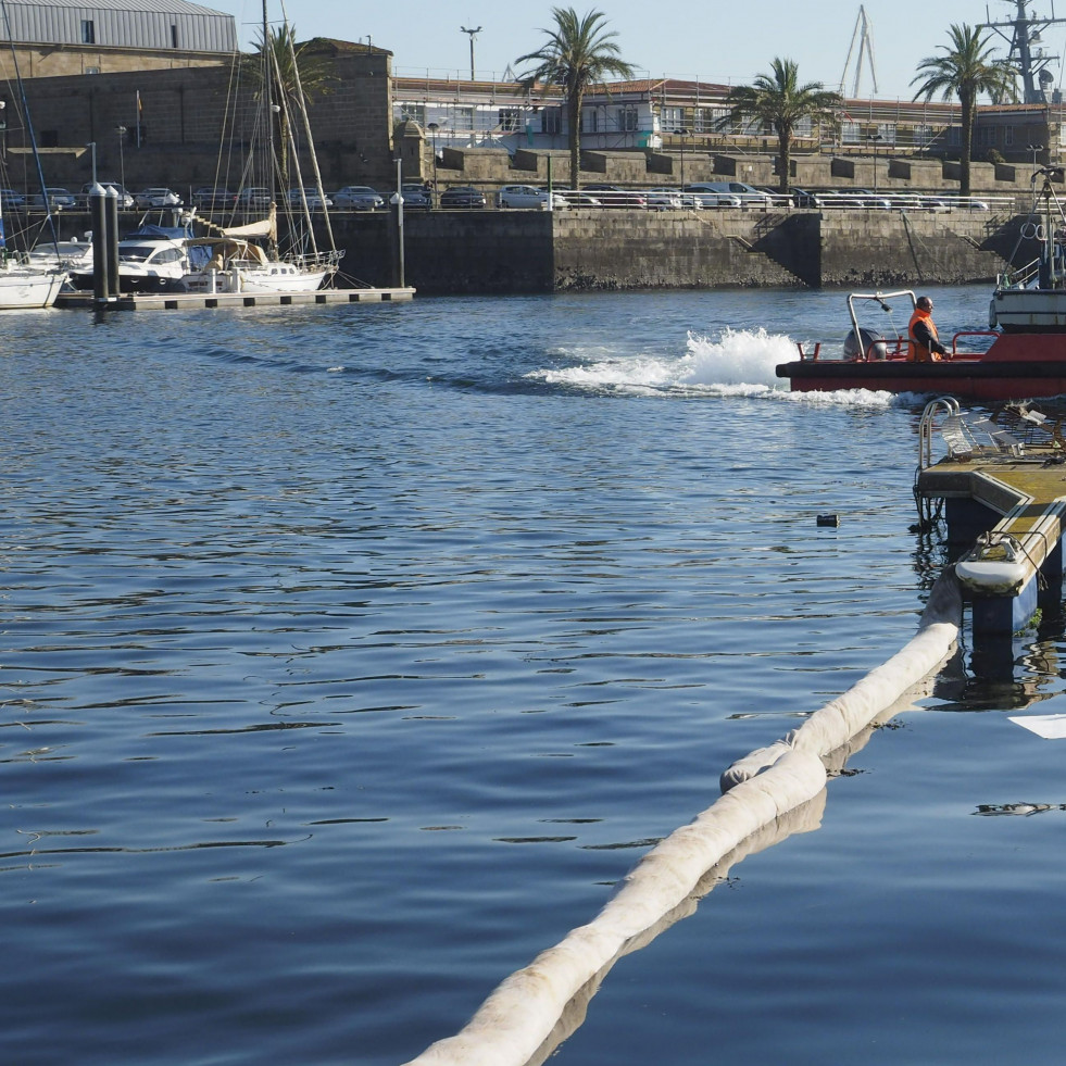 La alerta por una mancha de gasoil en Ferrol obliga a activar el plan de contaminación marina