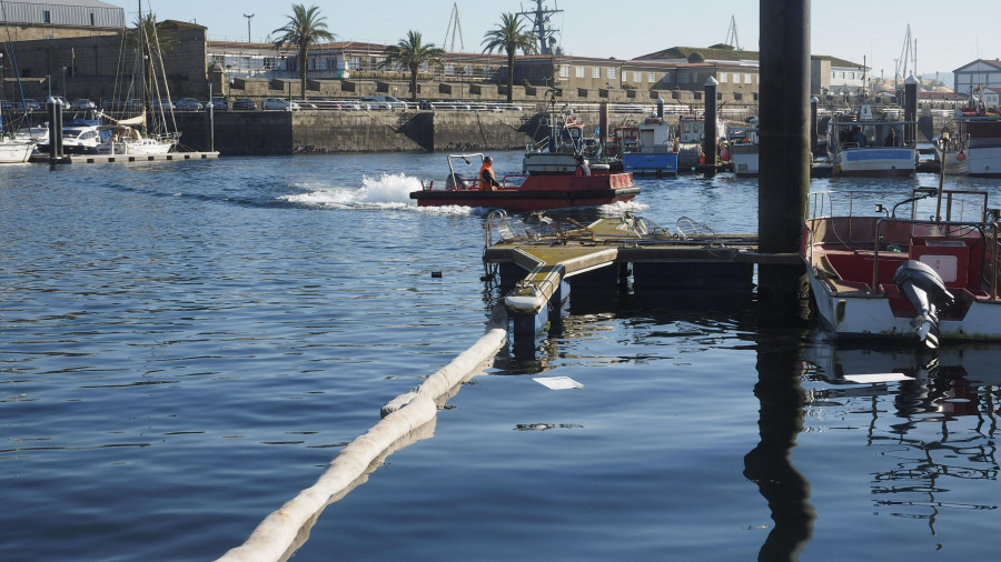 La alerta por una mancha de gasoil en Ferrol obliga a activar el plan de contaminación marina