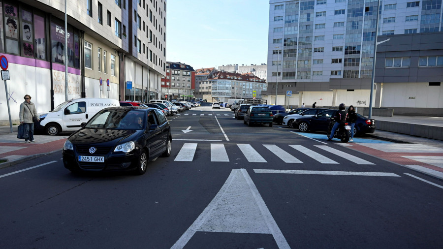 Un repartidor herido al caerse de la moto en Narón