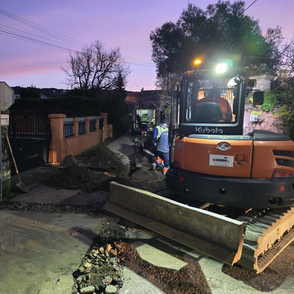 Obras de mejora del abastecimiento en la calle Travesa y el Camiño do Inferniño