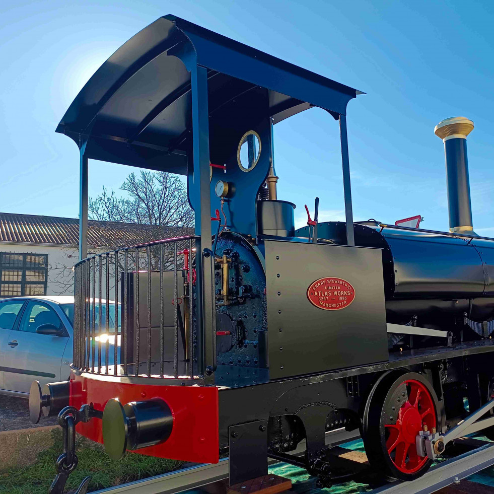 El Arsenal recibe la locomotora de vapor del siglo XIX restaurada por la empresa Sinde