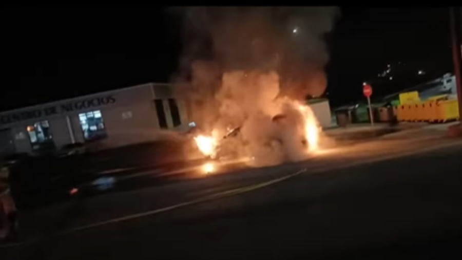 Calcinado un coche en Vilar do Colo