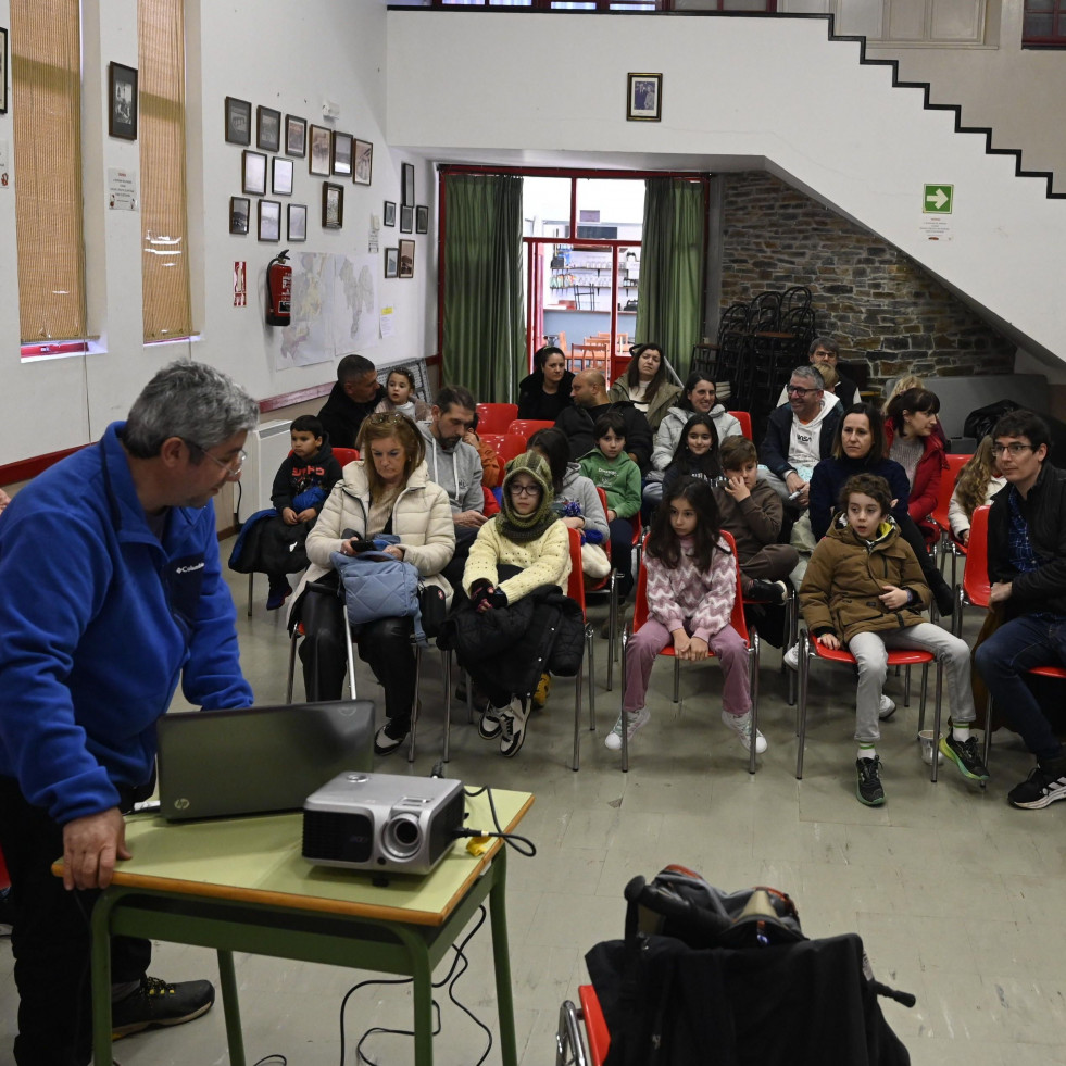 Taller de orientación e supervivencia na natureza no centro cívico social da parroquia do Couto