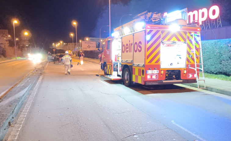 Una aparatosa colisión entre dos turismos en Ferrol se salda únicamente con daños materiales