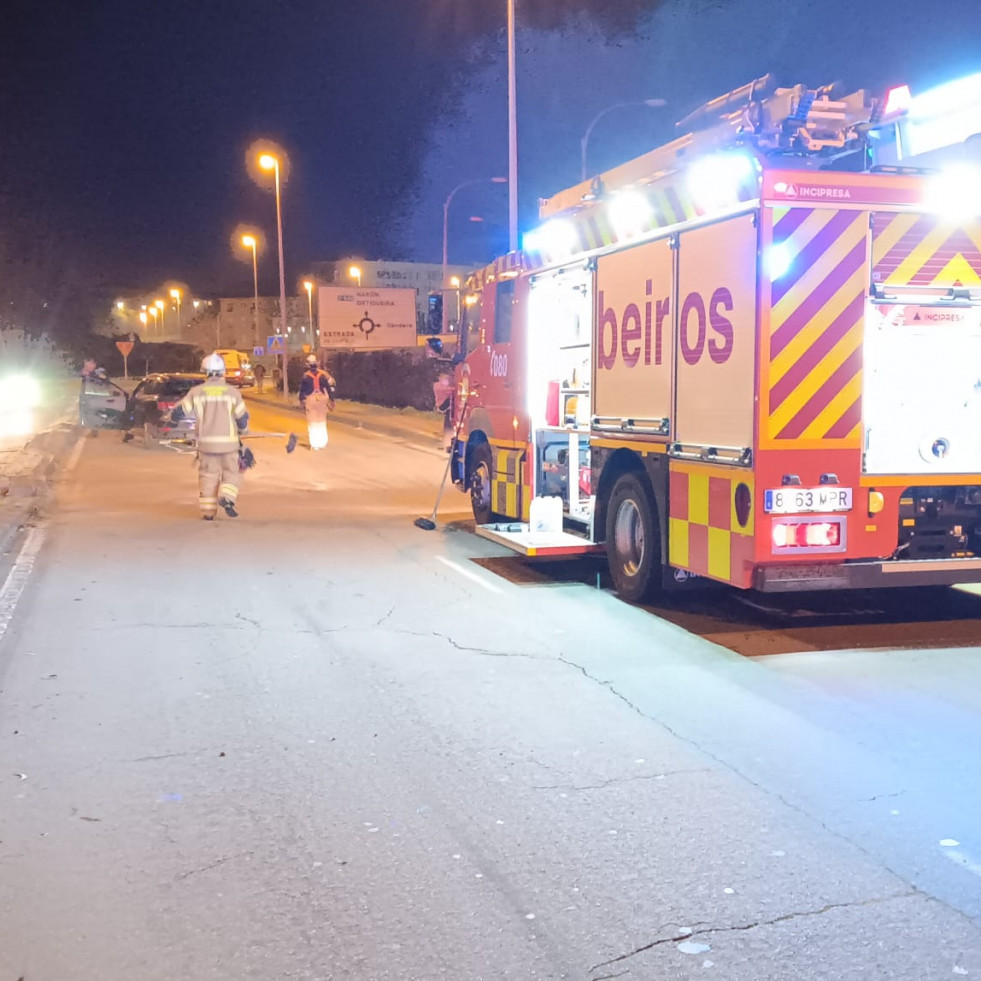 Una aparatosa colisión entre dos turismos en Ferrol se salda únicamente con daños materiales