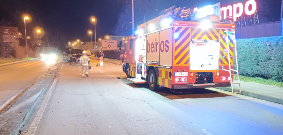 Una aparatosa colisión entre dos turismos en Ferrol se salda únicamente con daños materiales