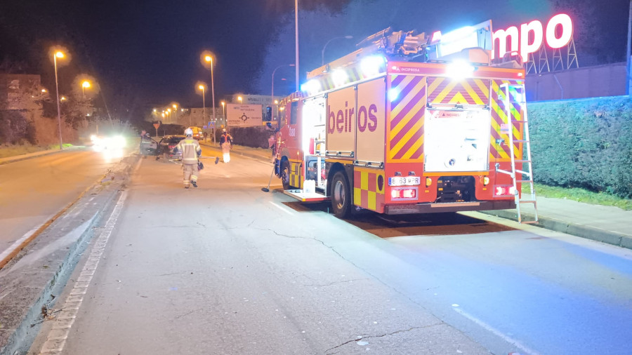 Una aparatosa colisión entre dos turismos en Ferrol se salda únicamente con daños materiales