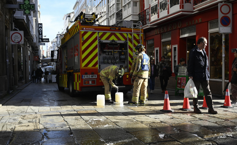 Movilizados los bomberos de Ferrol por una gran mancha de aceite en A Magdalena