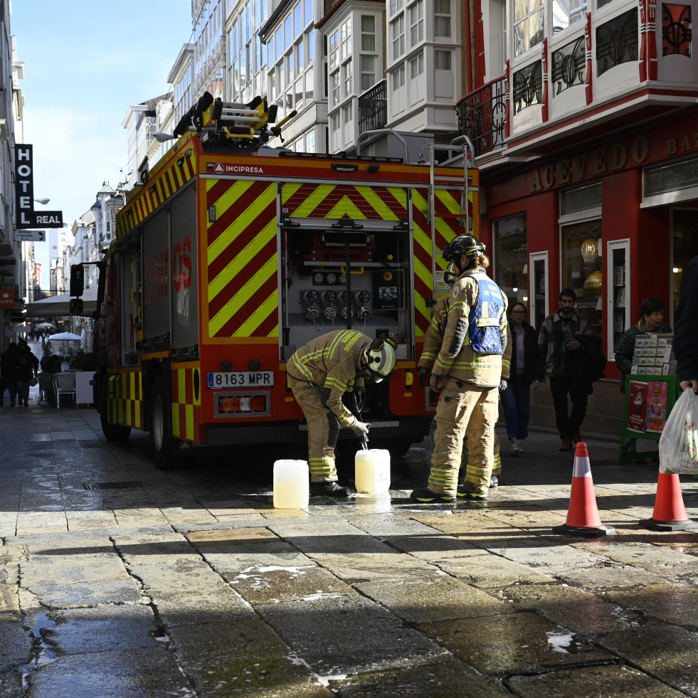 Movilizados los bomberos de Ferrol por una gran mancha de aceite en A Magdalena