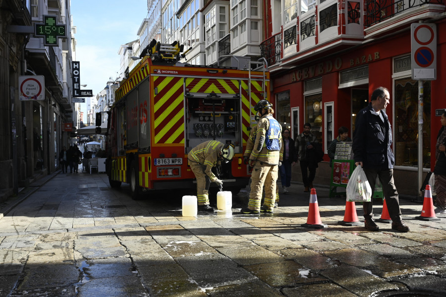 Movilizados los bomberos de Ferrol por una gran mancha de aceite en A Magdalena