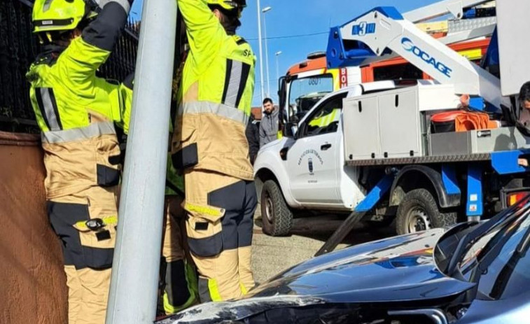 Dos heridos en un accidente en Narón, al empotrarse un coche contra una casa