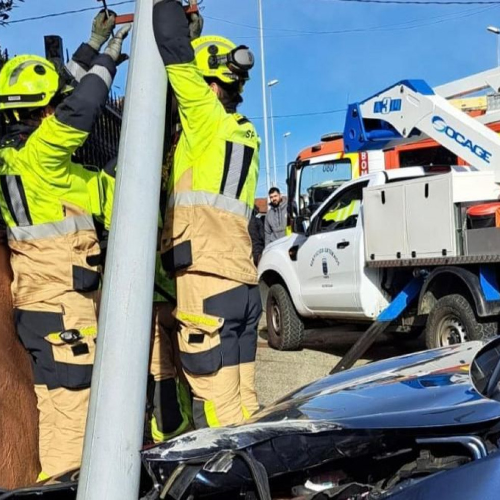 Dos heridos en un accidente en Narón, al empotrarse un coche contra una casa