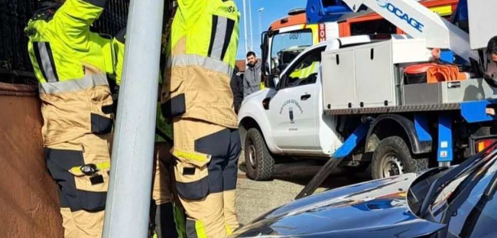 Dos heridos en un accidente en Narón, al empotrarse un coche contra una casa