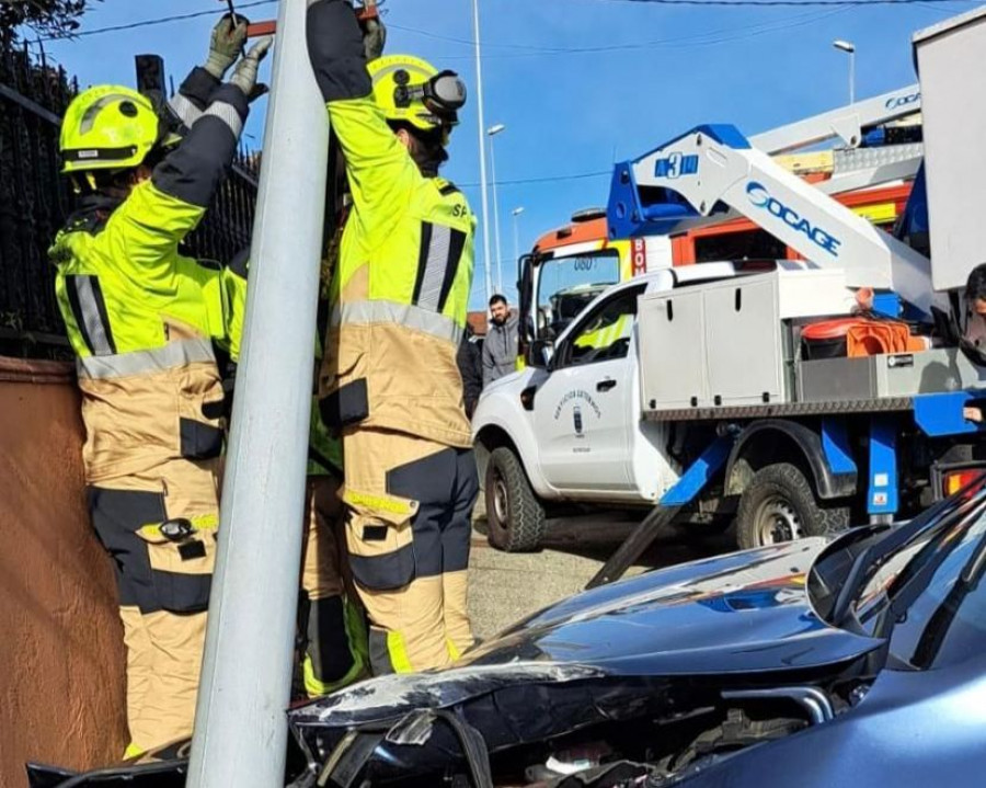 Dos heridos en un accidente en Narón, al empotrarse un coche contra una casa