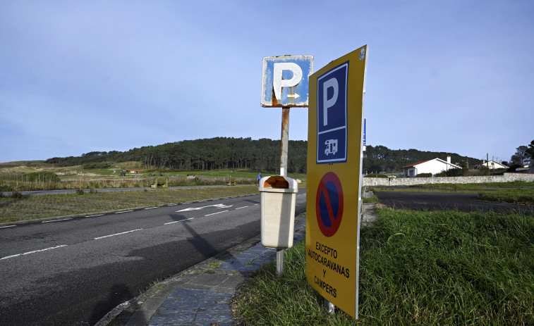 El cambio de señalética en las playas para ordenar el aparcamiento comienza por Doniños