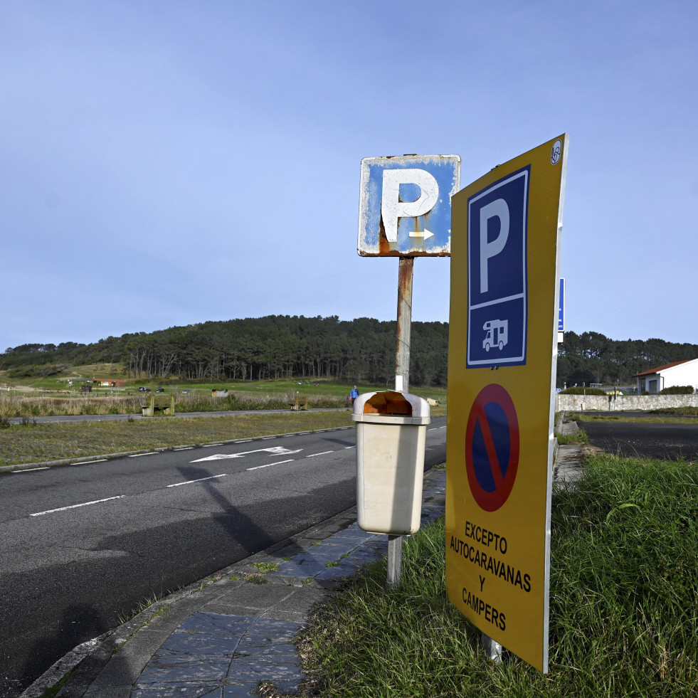 El cambio de señalética en las playas para ordenar el aparcamiento comienza por Doniños