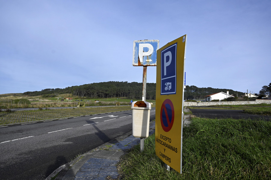 El cambio de señalética en las playas para ordenar el aparcamiento comienza por Doniños