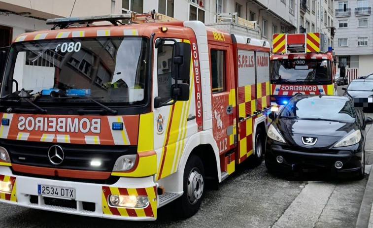 Movilizados los bomberos de Narón por dos incendios casi simultáneos en el entorno de Piñeiros y O Alto