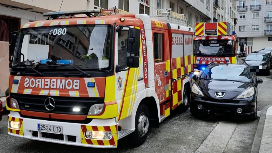 Movilizados los bomberos de Narón por dos incendios casi simultáneos en el entorno de Piñeiros y O Alto