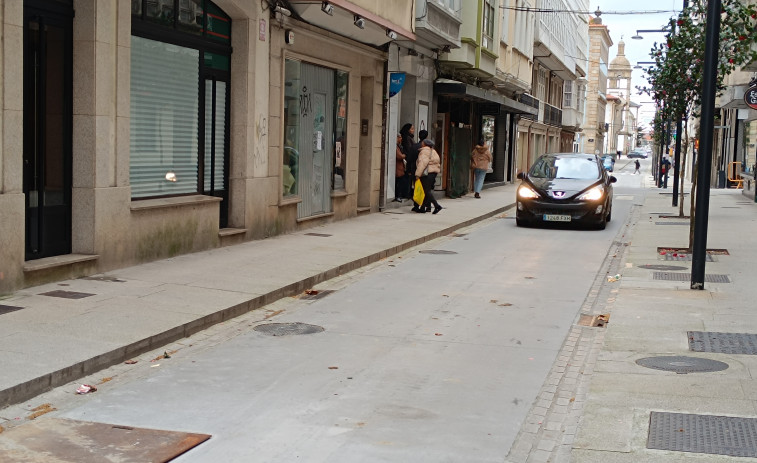 Reabierta a la circulación la calle Igrexa tras las obras de reparación de las tapas de registro