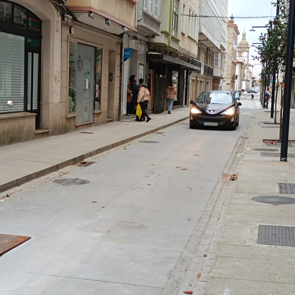 Reabierta a la circulación la calle Igrexa tras las obras de reparación de las tapas de registro