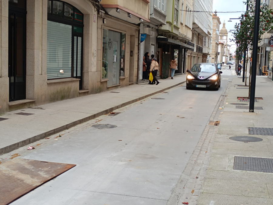 Reabierta a la circulación la calle Igrexa tras las obras de reparación de las tapas de registro