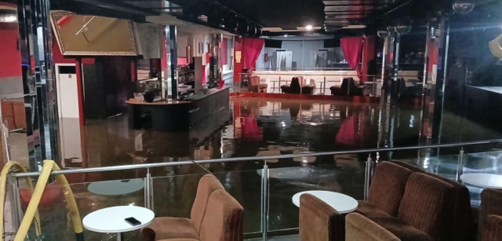 Una discoteca inundada en Santa Comba y un supermercado en Carballo al paso de Éowyn